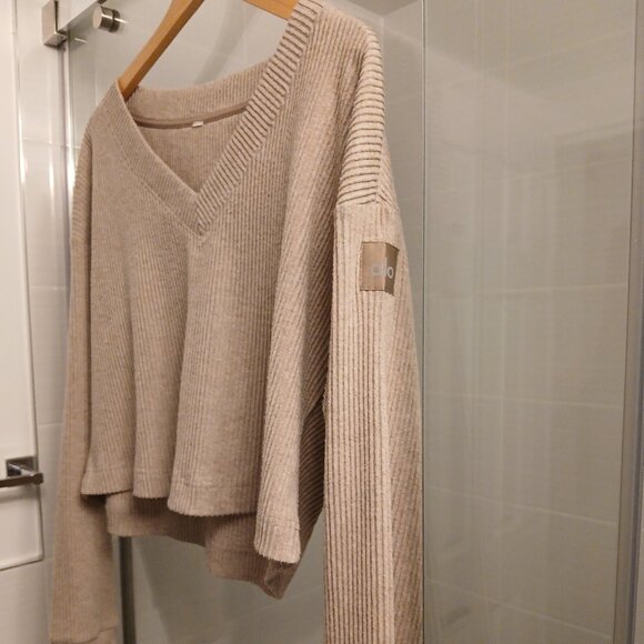 ALO Yoga Muse V-Neck Pullover Heather Gravel - Picture 7 of 14